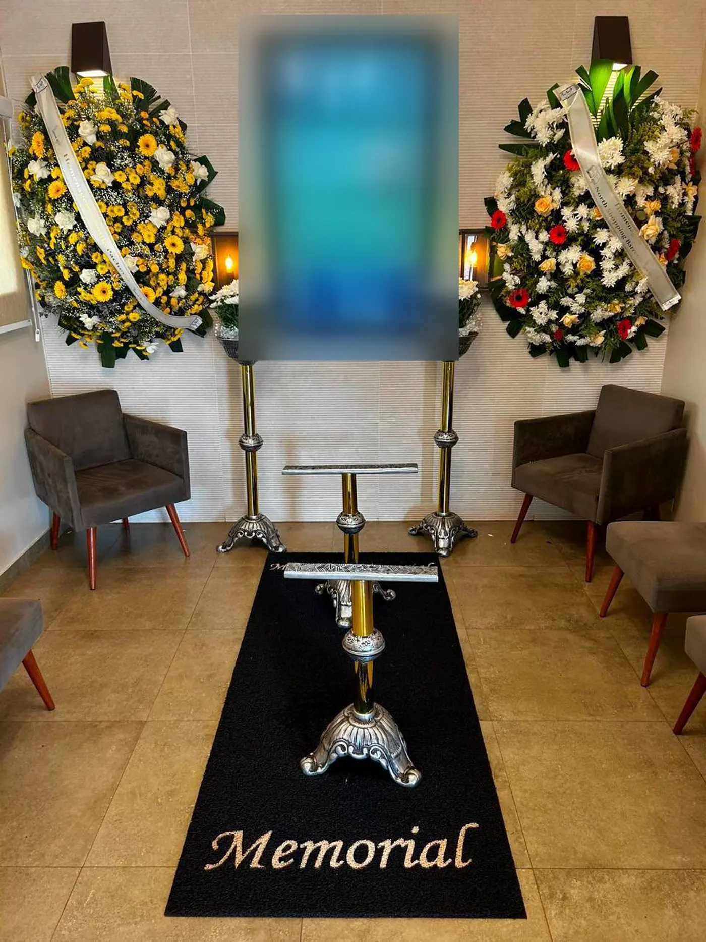 Sala de velório do Memorial Jardim das Oliveiras com coroas de flores