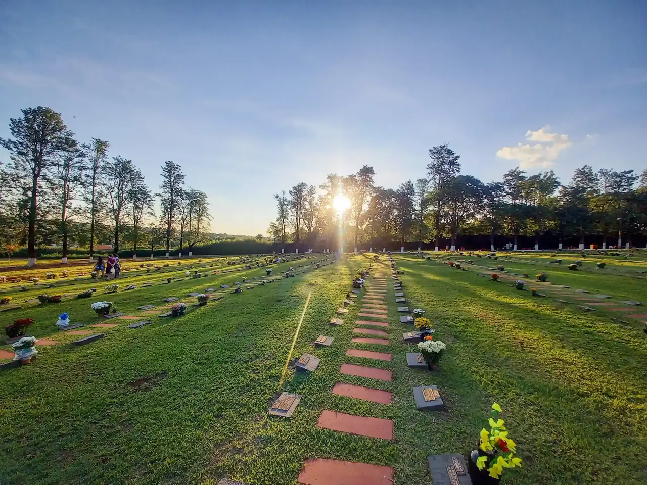 Alamedas do Memorial Jardim das Oliveiras ao entardecer